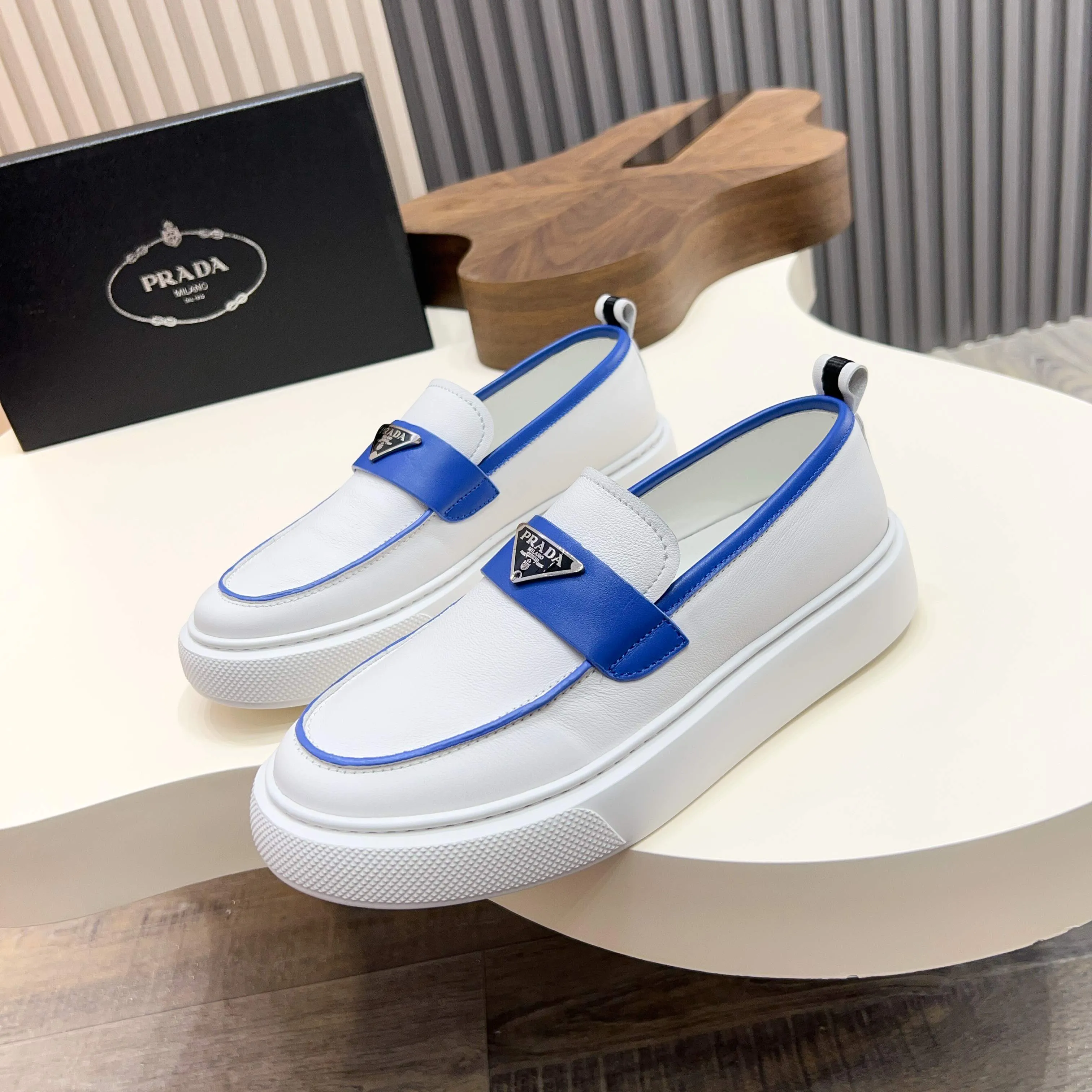 💰740 Thick-soled trendy brand (Prada) mainly promotes popular models, avant-garde and versatile fashionable men's shoes, private version molding, cowhide splicing 1:1 replica... fashionable, simple, elegant, more eye-catching and more classy, ​​it will subvert the old idea, a must-have for fashionistas who want to spend time with you! Must keep it! Tall and comfortable outsole, high-end quality workmanship. @ Code number: 39-44 38 45 can be ordered. Multiple colors are available.
